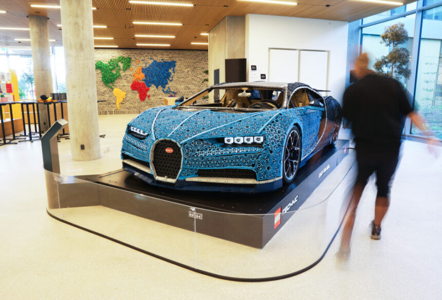 Melihat Lebih Dekat Supercar Bugatti Chiron dari Lego di Denmark | FBS Forex Bitcoin Stock