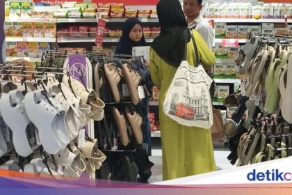 Pengunjung Penuhi Net page Sandal di Transmart Beefy Day Sale Gerai Kokas