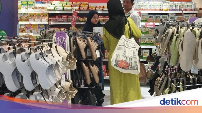 Pengunjung Penuhi Net page Sandal di Transmart Beefy Day Sale Gerai Kokas