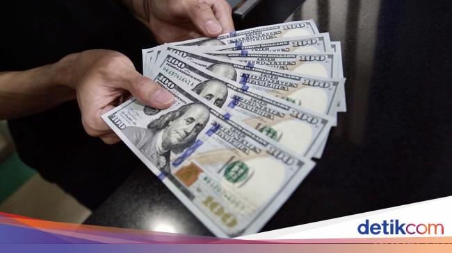 Dolar AS Perkasa Betah di Rp 15.900an