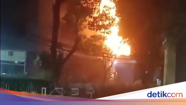 1 Petugas Damkar Meninggal Dunia Usai Padamkan Kebakaran Kantor LBH-YLBHI