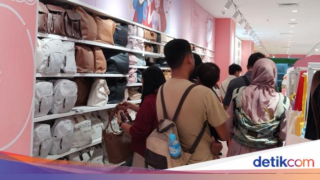 Jual Produk Lucu, Miniso Pink di Transmart Kokas Ramai Pengunjung