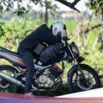 Potret Pemudik Motor Tertidur di Tepi Jalur Pantura