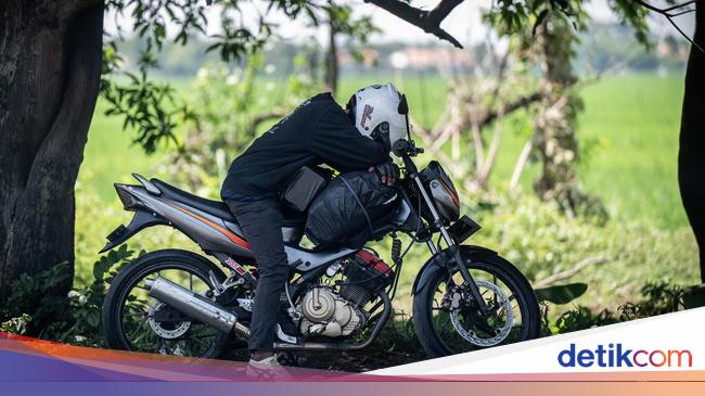 Potret Pemudik Motor Tertidur di Tepi Jalur Pantura