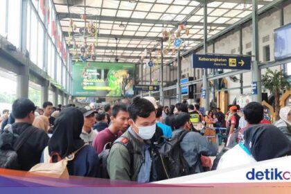 Pemudik Makin Ramai di Stasiun Pasar Senen Memasuki H-2 Lebaran