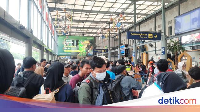 Pemudik Makin Ramai di Stasiun Pasar Senen Memasuki H-2 Lebaran