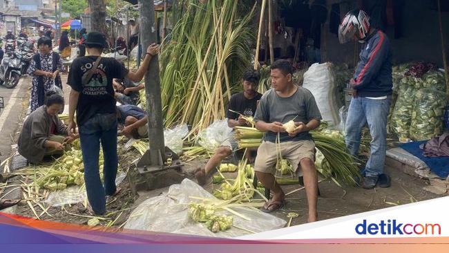 Pedagang Kulit Ketupat Musiman Bermunculan, Omzet Sehari Capai Rp 500 Ribu