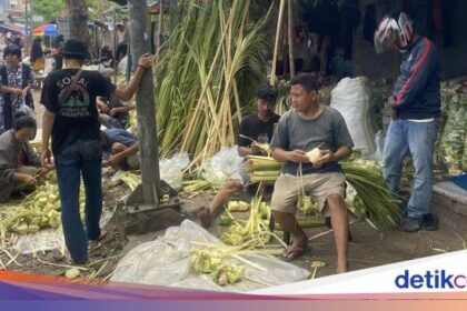 Pedagang Kulit Ketupat Musiman Bermunculan, Omzet Sehari Capai Rp 500 Ribu