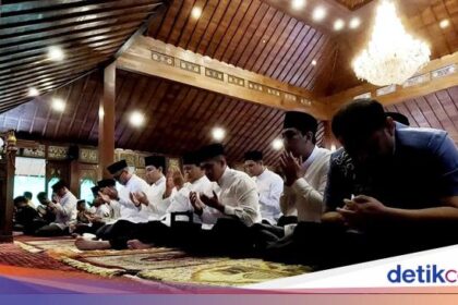 Momen Prabowo Salat Identity di Hambalang Bareng Warga Bojong Koneng