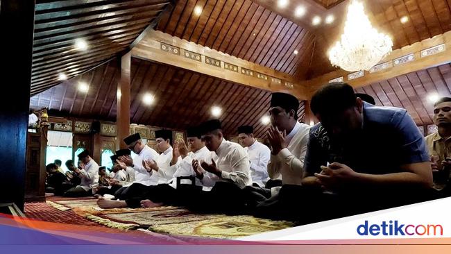 Momen Prabowo Salat Identity di Hambalang Bareng Warga Bojong Koneng