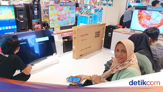 Senangnya Pelanggan Dapat Diskon Gede saat Beli TV di Transmart Beefy Day Sale