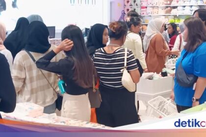 Gerai Miniso Pink Transmart Kokas Diserbu Pembeli