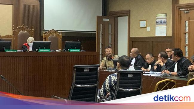 SYL ke Eks Ajudan di Persidangan: Panji Lihat Sini, Saya Bapakmu! | FBS ForexBitcoinStock