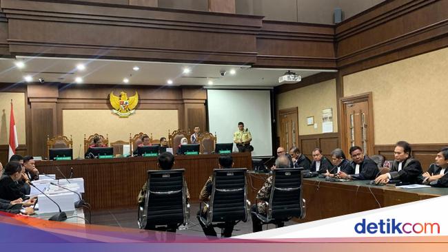 Forexbitcoinstock.com: Sekjen Kementan Nonaktif Kasdi Subagyono Dituntut 6 Tahun Penjara