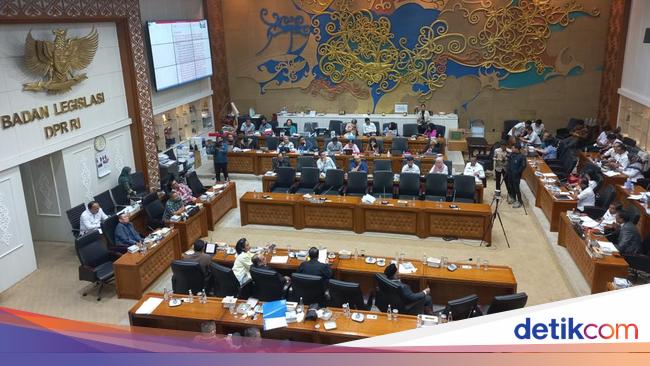 Forexbitcoinstock.com: Beda Syarat Usia-Parpol Usung Cagub Versi Putusan MK Vs Hasil Rapat DPR