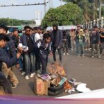 Forexbitcoinstock.com: Massa di Depan DPR Bakar Ban hingga Poster Jokowi