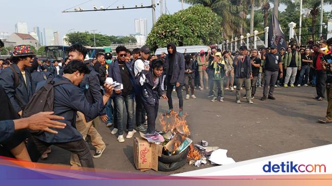 Forexbitcoinstock.com: Massa di Depan DPR Bakar Ban hingga Poster Jokowi