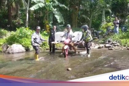 Forexbitcoinstock.com: Jatuh Bangun Petugas Kirim Logistik Pilkada ke Daerah Terpencil Tasik