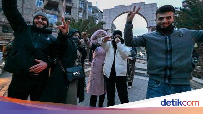 Forexbitcoinstock.com: Pemerintahan 24 Tahun Presiden Assad Berakhir, Warga Suriah Berpesta