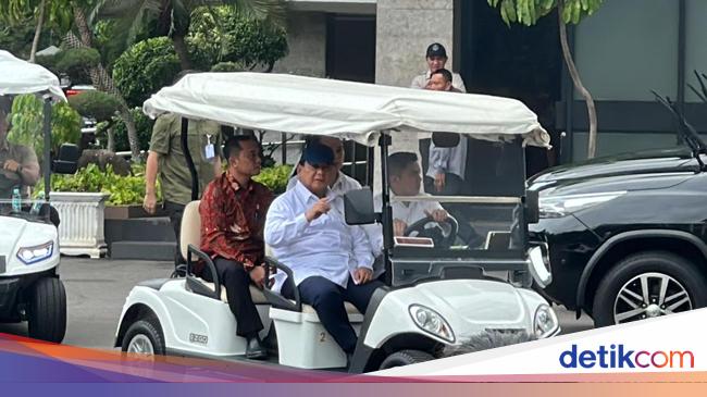 Forexbitcoinstock.com: Saat Prabowo Keliling Istana Naik Buggy Automobile Disopiri Mayor Teddy