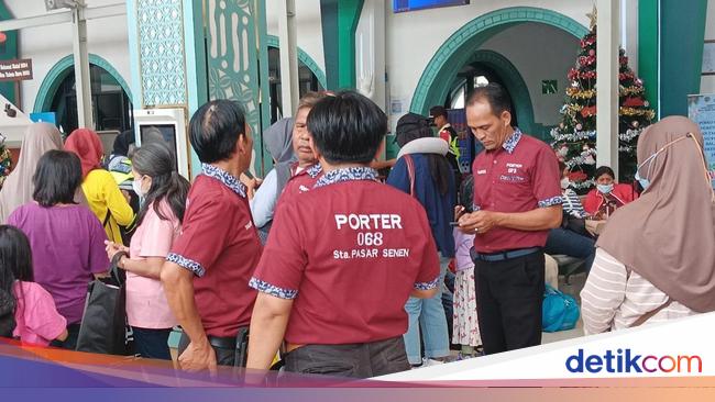 Forexbitcoinstock.com: Jeritan Hati Porter Pasar Senen: Angkut Puluhan Kilo, Dibayar Seadanya – FBS In a foreign country substitute Bitcoin Stock