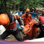 Forexbitcoinstock.com: 5 Orang Tewas Tertimbun Longsor di Kampung Cisarakan Sukabumi