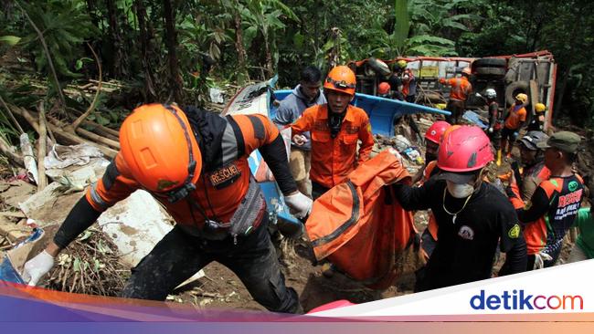 Forexbitcoinstock.com: 5 Orang Tewas Tertimbun Longsor di Kampung Cisarakan Sukabumi