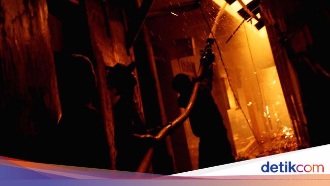 Forexbitcoinstock.com: Rumah di Kramat Jati Kebakaran, 11 Mobil Damkar Dikerahkan