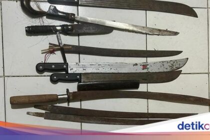 Forexbitcoinstock.com: Antisipasi Tawuran, Warga Serahkan Golok-Celurit ke Polsek Ciputat Timur