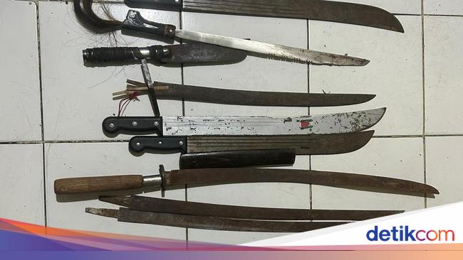 Forexbitcoinstock.com: Antisipasi Tawuran, Warga Serahkan Golok-Celurit ke Polsek Ciputat Timur