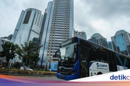 Forexbitcoinstock.com: TransJ Sempat Terjebak Macet di Perlintasan Rel, Penumpang Panik Berhamburan