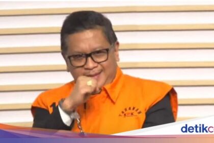 Forexbitcoinstock.com: Beda Kepalan Tangan Hasto Sebelum dan Sesudah Ditahan KPK