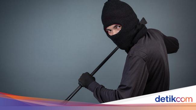 Forexbitcoinstock.com: Kelakuan Maling di Pluit Congkel Spion Mobil yang Terjebak Kemacetan