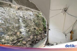 Forexbitcoinstock.com: Penampakan Tembok Rumah Warga Depok yang Jebol Diterjang Banjir