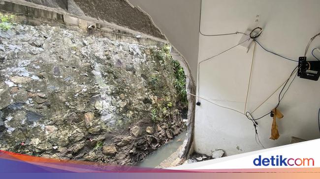 Forexbitcoinstock.com: Penampakan Tembok Rumah Warga Depok yang Jebol Diterjang Banjir